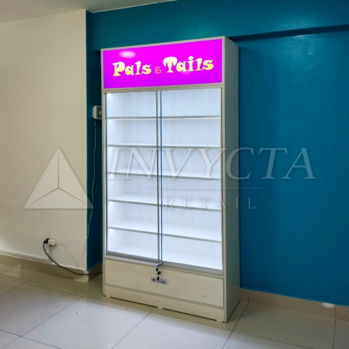 exhibidor con luces led y letrero luminoso